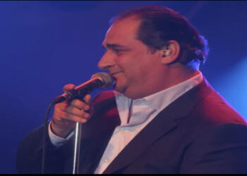 Βασίλης Καρράς: Τώρα χαμηλώστε τα φώτα – Η σκληρή, αλλά λαμπερή ζωή του μυθικού τραγουδιστή